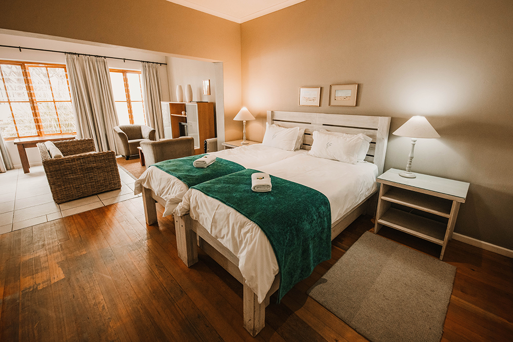 Double room with a seating area